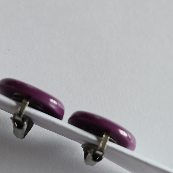 Vintage earrings clip on purple plastic cabochons retro - Picture 9 of 11